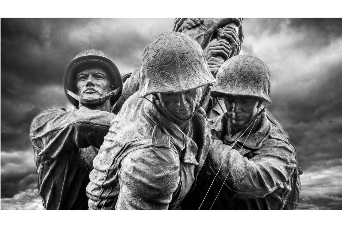 „Raising the Flag on Iwo Jima“: Detail des Kriegerdenkmals des United States Marine Corps War Memorial nahe dem Nationalfriedhof Arlington in Rosslyn, Virginia.