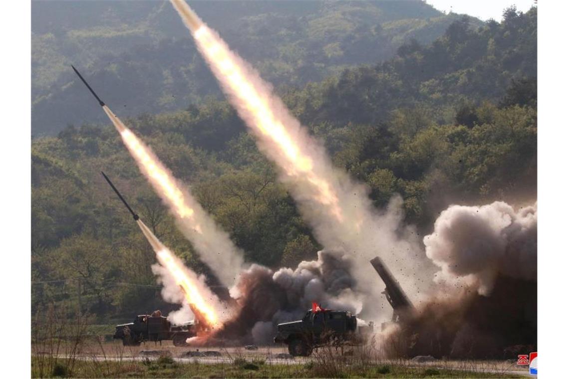 Nordkorea spricht nach neuem Raketentest von Angriffsübung Raketenabschuss an einem unbekannten Ort in Nordkorea. Die selbst erklärte Atommacht hat ihre Waffentests fortgesetzt - und die internationale Gemeinschaft damit erneut gereizt. Foto: KCNA
