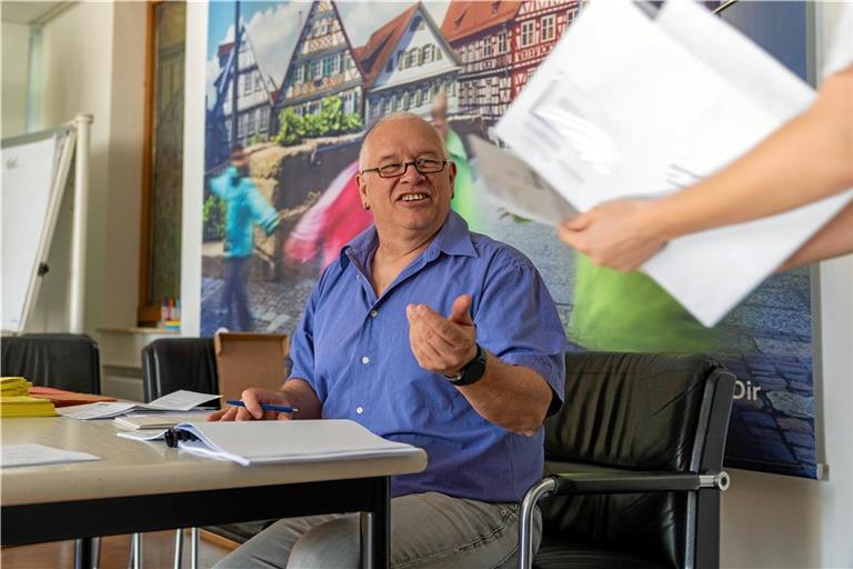 Ralph-Peter Bartsch leitet das Wahlvorstandsteam als Vorsitzender im Wahllokal bei den Backnanger Stadtwerken. Foto: Alexander Becher