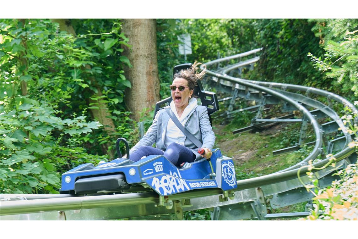 Rasante Abfahrt: Beate fährt auf einer Sommer-Bobbahn im Berliner Kienbergpark einen Berg hinunter.