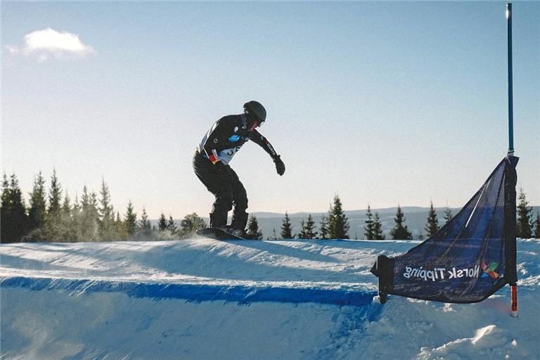 Rast mit dem Snowboard in der halben Welt durch den Schnee: Christian Schmiedt, der nun im März in Peking starten darf. Fotos: M. Keller