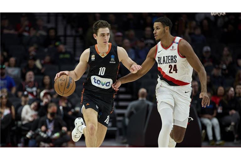 Ratiopharm Ulm Stürmer Justinian Jessup (links) dribbelt um Portland Trail Blazers Stürmer Kris Murray während der ersten Hälfte des Testspiels.