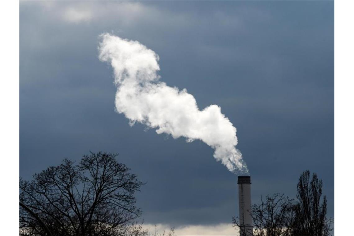 Studie: Ausstoß an Treibhausgasen steigt 2021 deutlich Rauch steigt aus einem Schornstein vom Heizkraftwerk Klingenberg im Berliner Ortsteil Rummelsburg. Foto: Jens Kalaene/dpa-Zentralbild/dpa