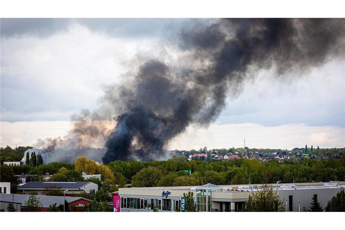 Rauch steigt bei einem Großbrand in einem Braunschweiger Industriegebiet in den Himmel.