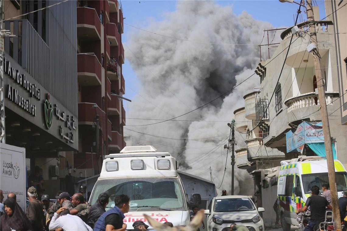 Rauch steigt nach einem israelischen Angriffen im Flüchtlingslager Nuseirat im zentralen Gazastreifen auf.