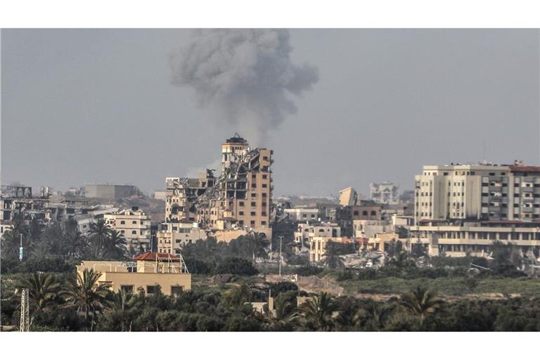 Rauch steigt nach einem Luftangriff in der Stadt Gaza auf. (Archivbild)