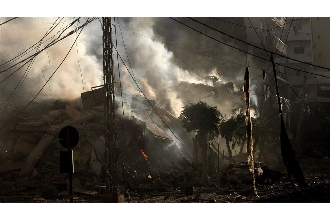 Rauch steigt vom Ort eines israelischen Luftangriffs in Dahiyeh, Beirut auf.