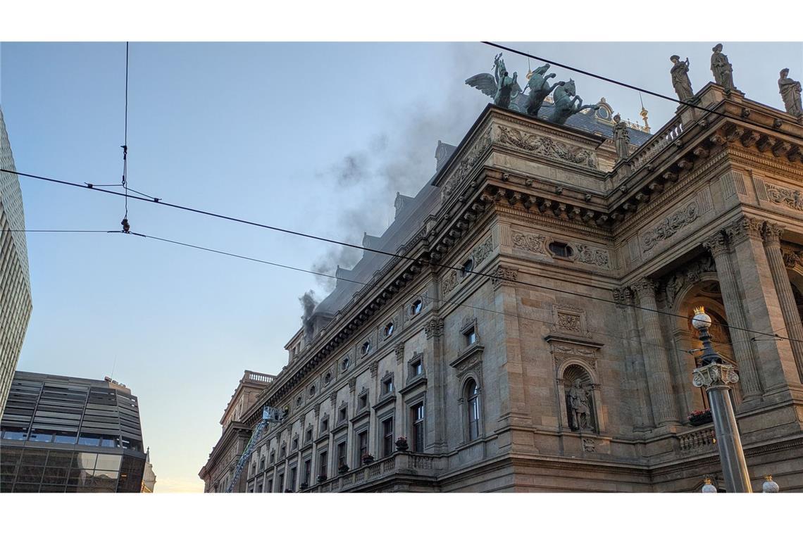 Rauch steigt während eines Brands im Gebäude des Nationaltheaters in Prag auf.