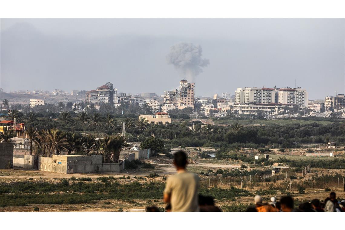 Rauch über Gaza: Bei Israels Offensive sind nach Angaben der von der Hamas kontrollierten Gesundheitsbehörde bisher mehr als 35.700 Menschen getötet wurden. Bei der unabhängig kaum zu überprüfenden Zählung wird nicht unterschieden zwischen Kämpfern und Zivilisten.