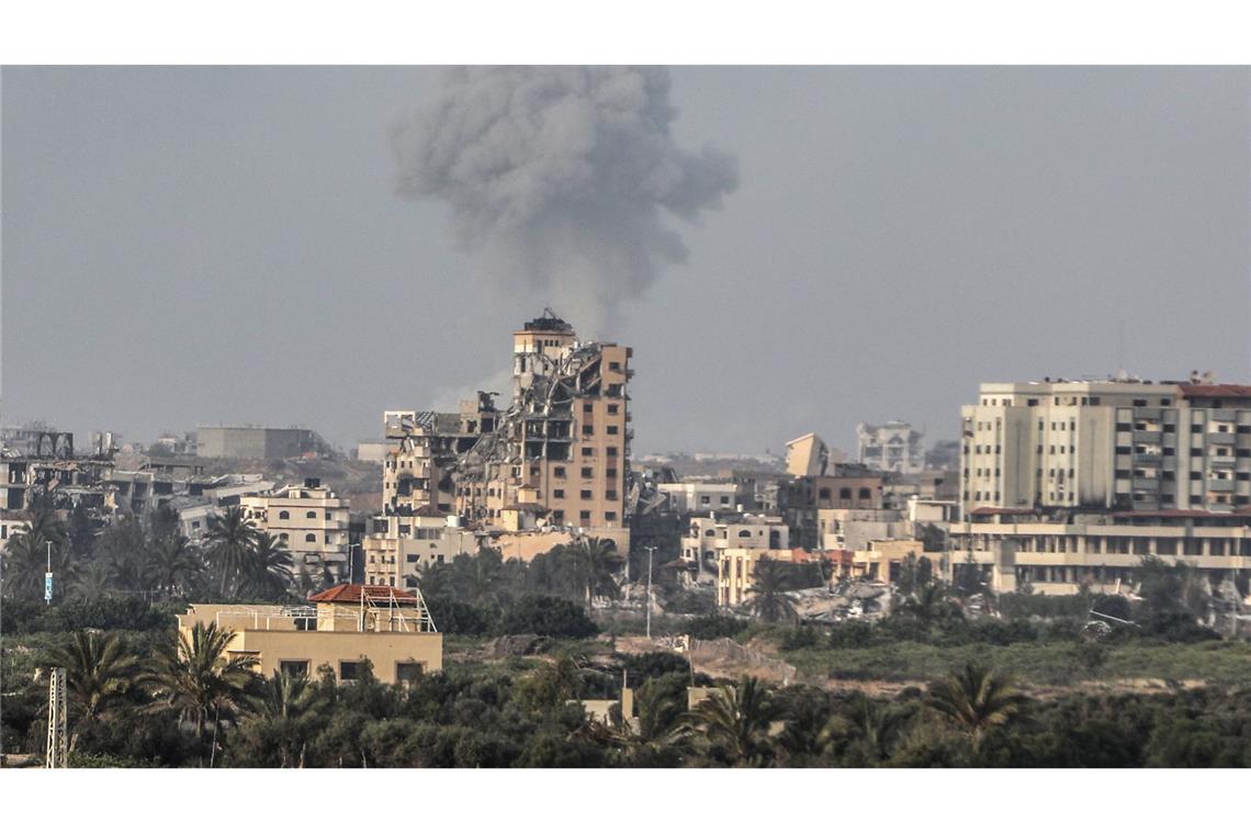 Rauch über Gebäuden von Gaza Stadt nach einem israelischen Luftangriff (Archivbild)