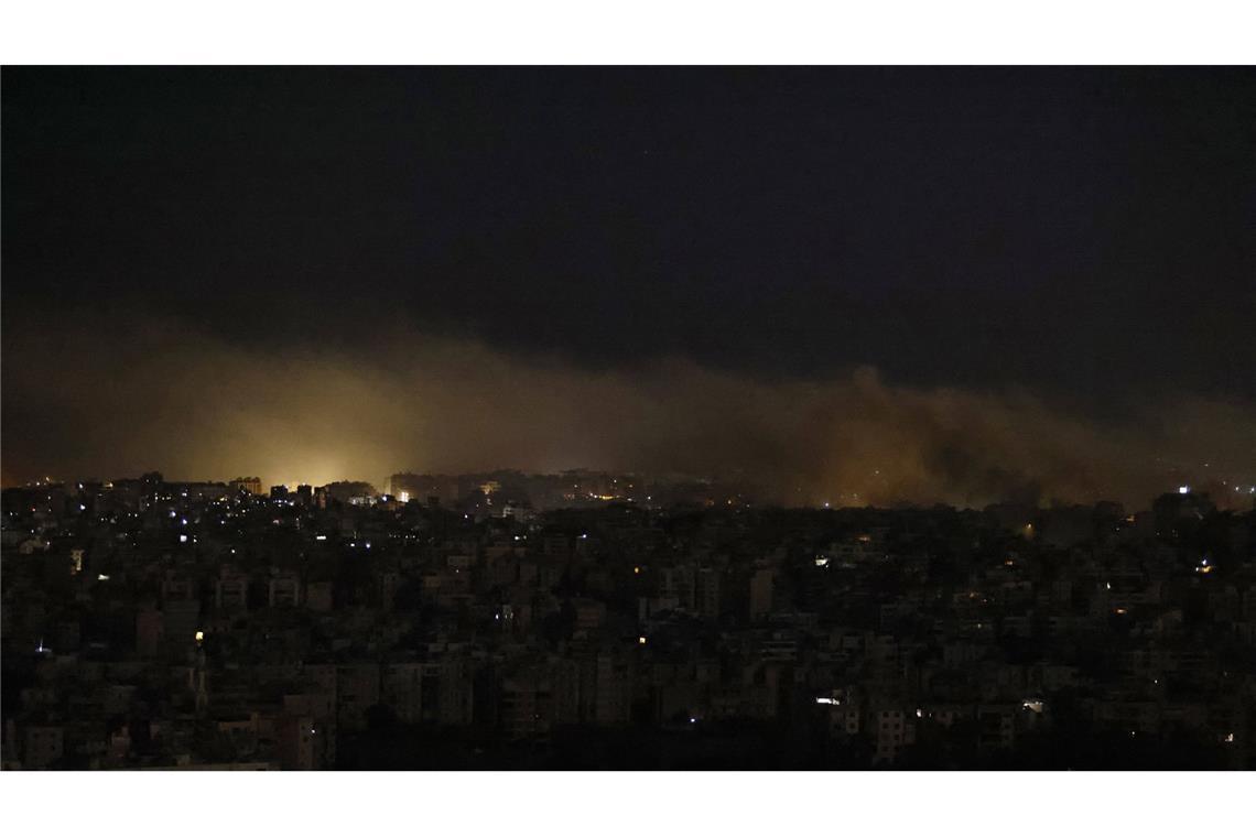 Rauch und Flammen steigen aus Gebieten, die am späten 20. Oktober von einem israelischen Luftangriff in den südlichen Vororten von Beirut getroffen wurden.