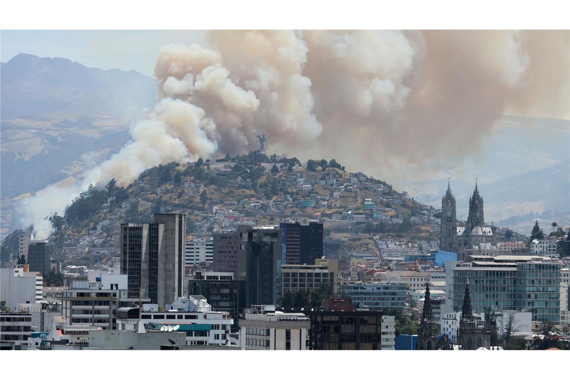 Rauch von einem Waldbrand bedeckt den Hügel El Panecillo in Quito in Ecuador.