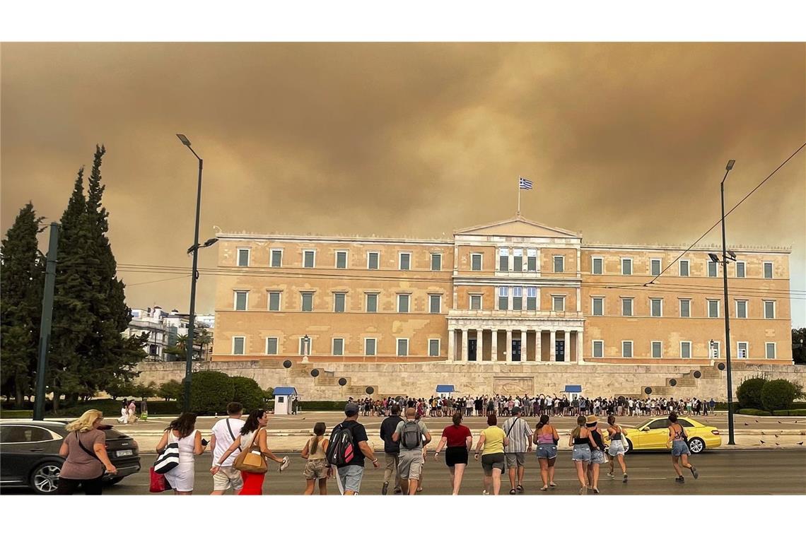 Rauch von Waldbränden ist über dem griechischen Parlamentsgebäude im Stadtzentrum zu sehen.