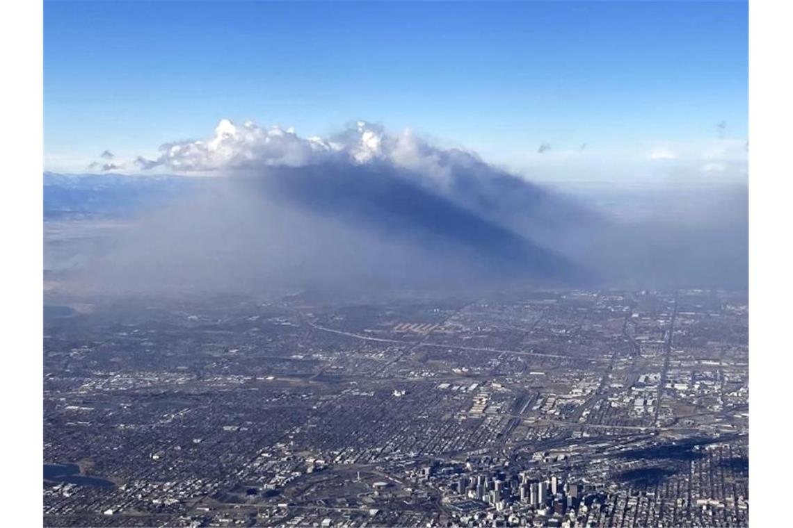 Tausende fliehen in Colorado vor Waldbränden Rauch von Waldbränden steigt nördlich von Denver in die Luft. Foto: Peter Orsi/AP/dpa