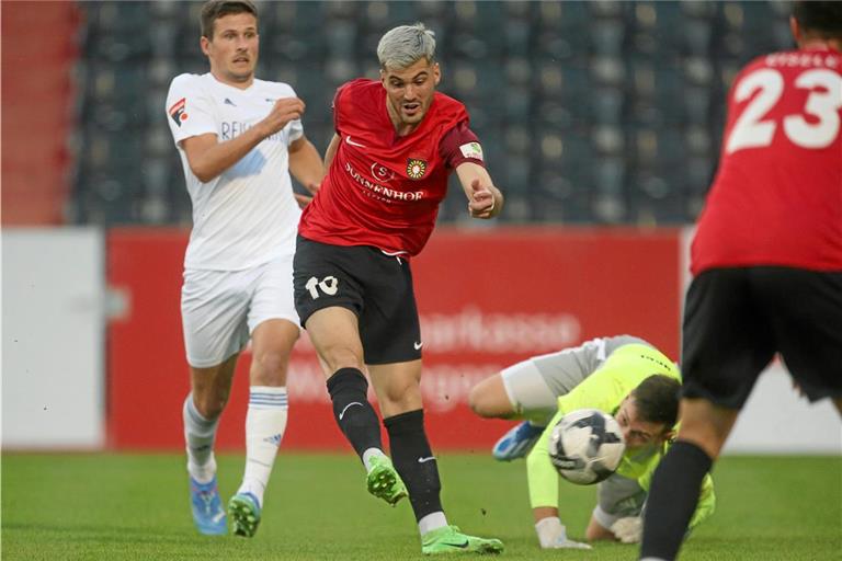 Rauscht bereits nach fünf Minuten an allen Gegnern vorbei und trifft zur frühen 1:0-Führung: Großaspachs Mert Tasdelen. Foto: Avanti/Ralf Poller