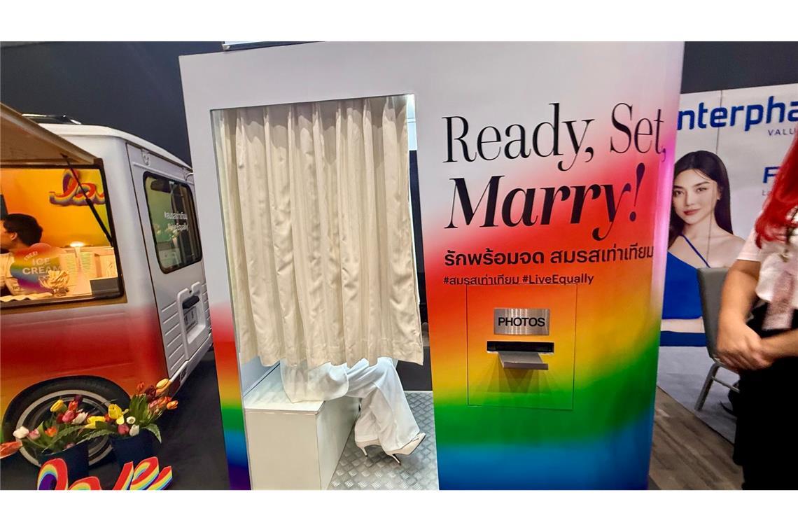 Ready, Set, Marry: Gleich nach der Trauung konnten sich die Paare in Fotoautomaten ablichten lassen.