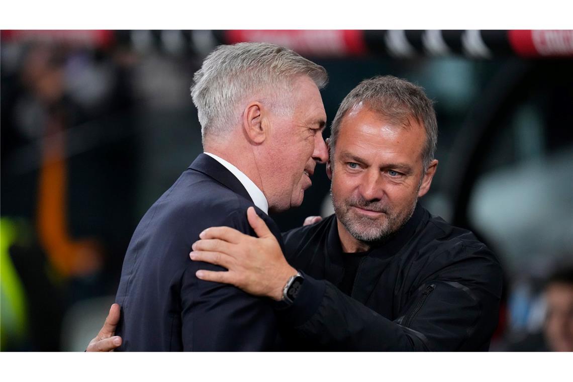 Real-Coach Carlo Ancelotti (l) begrüßt Hansi Flick im Bernabéu. Der Gäste-Trainer freut sich am Ende über einen spektakulären Sieg.