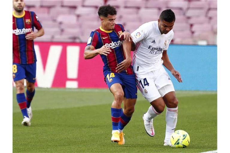 Real Madrids Casemiro (r) und FC Barcelonas Philippe Coutinho (l) beim Kampf um den Ball mit. Foto: Joan Monfort/AP/dpa