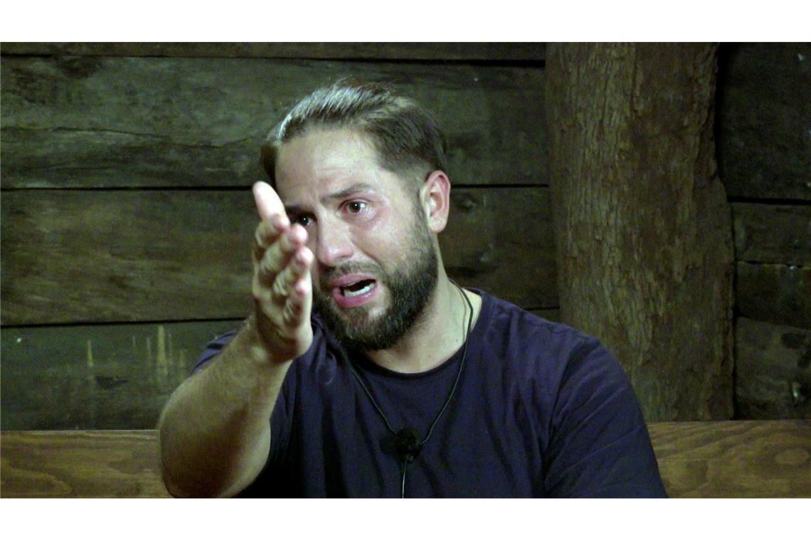"Ist das nur was für Blöde hier?" - Tag sechs im Dschungel Realitystar Maurice Dziwak wurde von Zehnkämpfer Jürgen Hingsen zum Weinen gebracht.