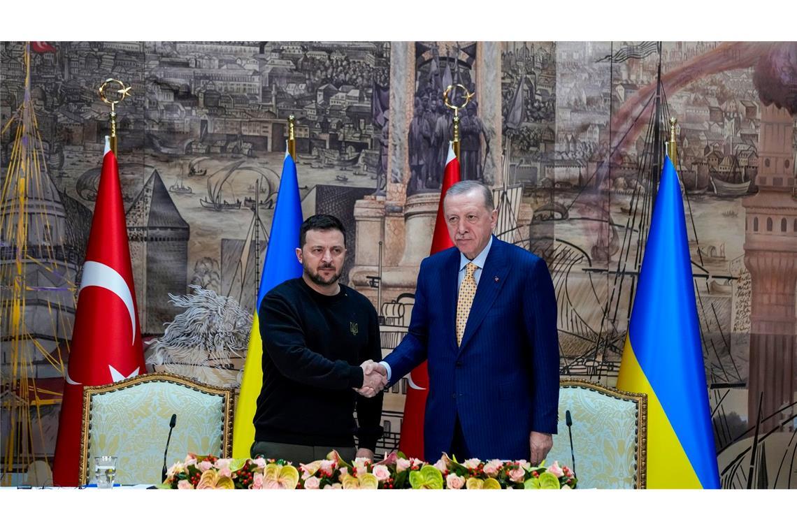 Recep Tayyip Erdogan (r), Präsident der Türkei, gibt Wolodymyr Selenskyj, Präsident der Ukraine, am Ende einer gemeinsamen Pressekonferenz nach ihrem Treffen im Dolmabahce-Palast, die Hand.