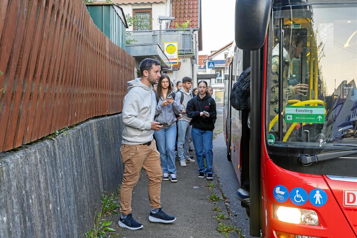 Redakteur Kai Wieland (vorne) fährt am Freitagmorgen mit der Buslinie 455 von Erbstetten nach Backnang. Fotos: Jörg Fiedler