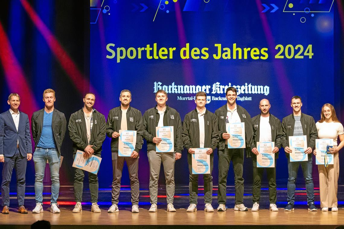 Redaktionsleiter Kornelius Fritz (ganz links) mit den BKZ-Sportlern des Jahres (von links): Triathlet Thomas Bosch vom TC Backnang, die HCOB-Handballer Markus Dangers, Levin Stasch, Timm Buck, Martin Schmiedt, Lukas Rauh, Florian Frank und Axel Goller als Vertreter des gesamten Drittliga-Teams sowie TSG-Judoka Sara-Joy Bauer. Foto: Alexander Becher