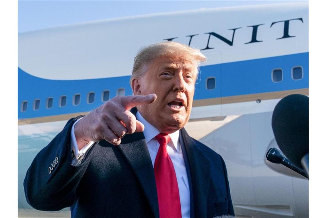 Trump übernimmt keine Verantwortung für Kapitol-Erstürmung Rede vor Unterstützern? „Völlig angemessen“: US-Präsident Donald Trump spricht auf der Andrews Air Force Base zu Pressevertretern. Foto: Alex Brandon/AP/dpa