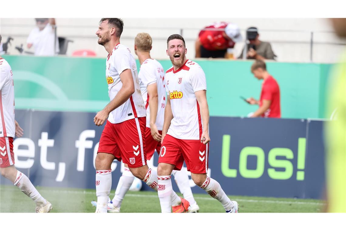 Regensburgs Christian Kühlwetter jubeln über Ballas Tor zum 1:0.