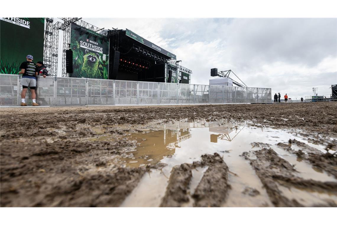 Regenschauer verwandeln das Festivalgelände nach und nach  in eine Matschlandschaft