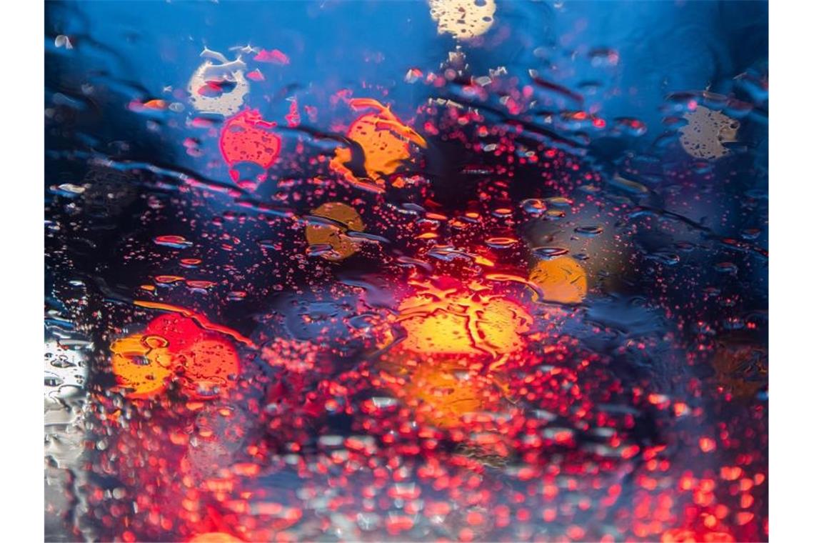 Regentropfen sind auf einer Autoscheibe zu sehen. Foto: Robert Michael/dpa-Zentralbild/ZB/Symbolbild