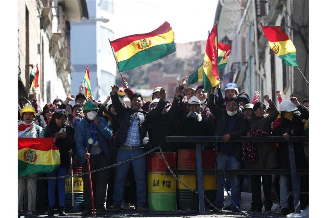 Regierungsfeindliche Demonstranten versammeln sich nur wenige Meter vom Präsidentenpalast in La Paz entfernt. Foto: Juan Karita/AP/dpa
