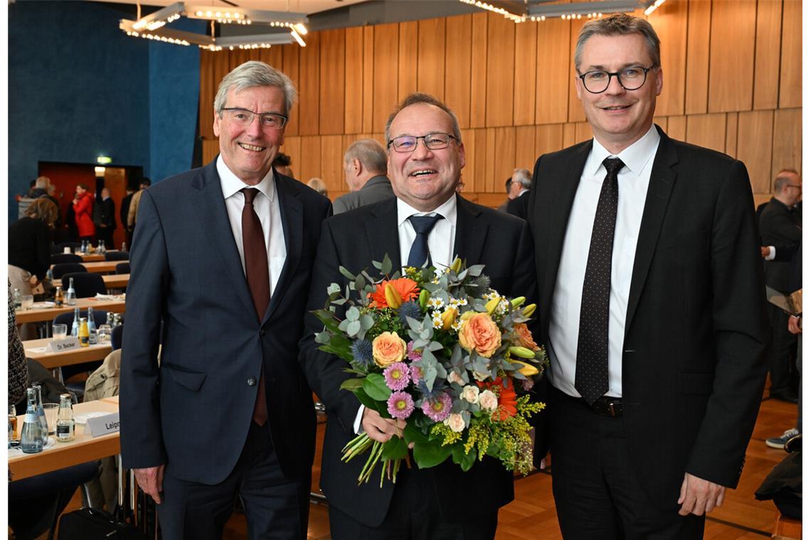 Regionalpräsident Thomas Bopp (l.) und Regionaldirektor Alexander Lahl nehmen den wiedergewählten Thomas Kiwitt in die Mitte.