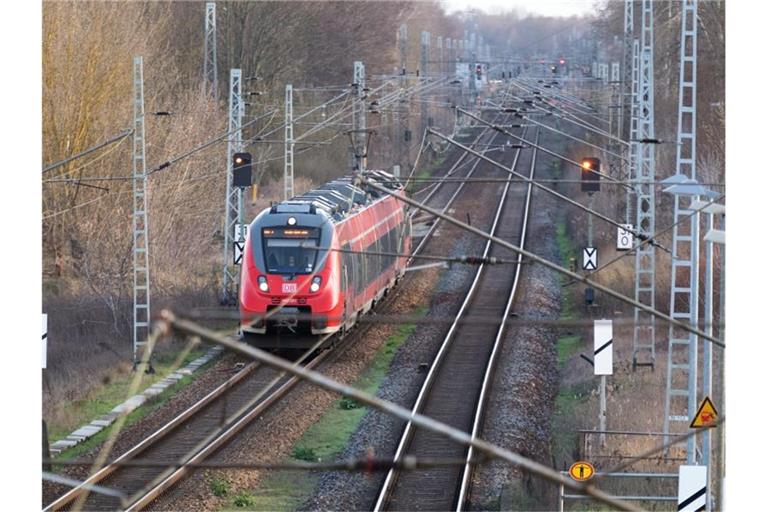 Regionalzug fährt auf Gleisen. Foto: Soeren Stache/dpa-Zentralbild/ZB/Symbolbild