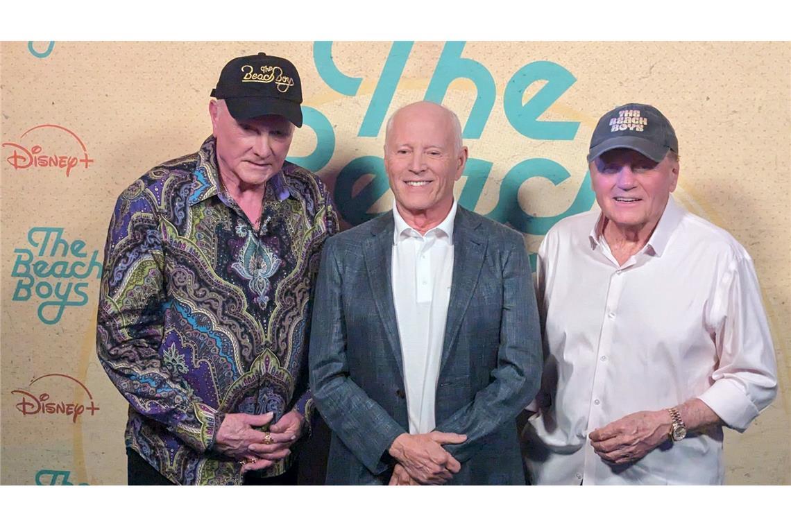 Regisseur Frank Marshall (M) mit den "Beach Boys" Mike Love (l) und Bruce Johnston in den Abbey Road Studios in London.