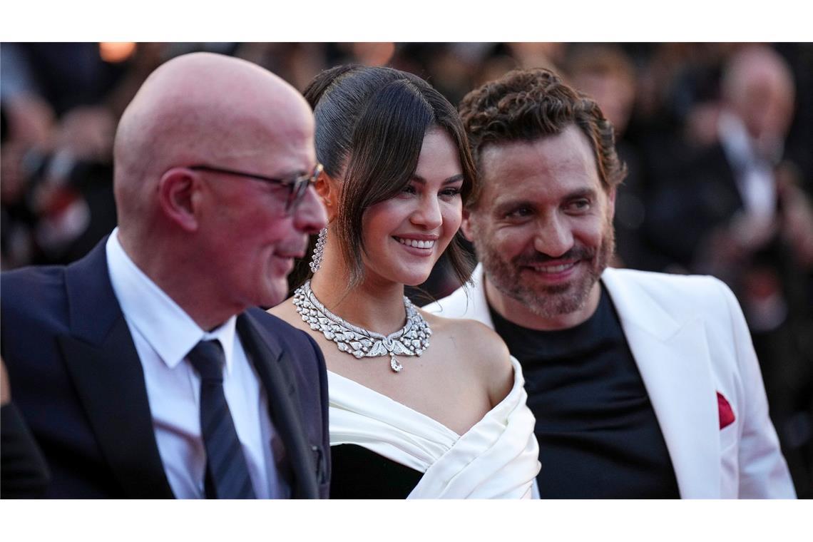 Regisseur Jacques Audiard (l-r) mit  Selena Gomez und Edgar Ramirez in Cannes.