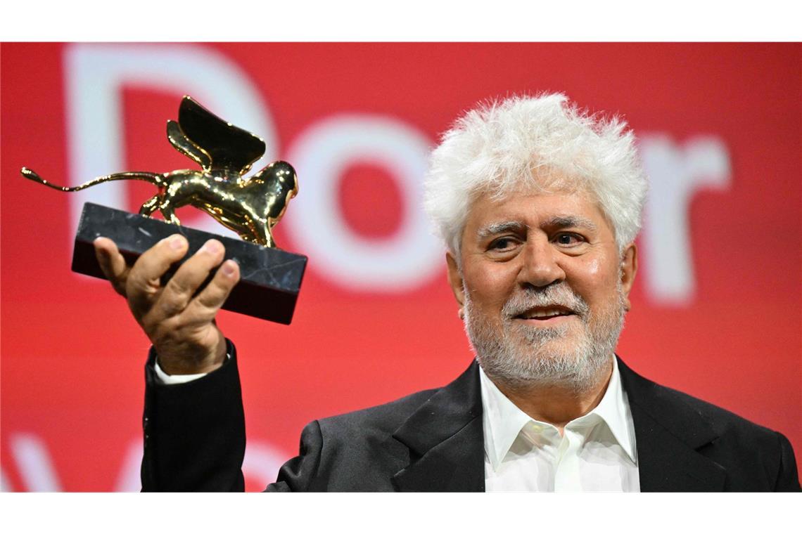 Regisseur Pedro Almodóvar freut sich über den Goldenen Löwen.