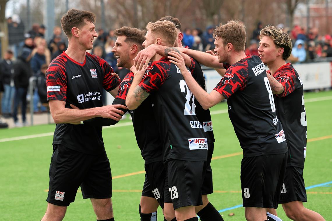 Reichlich Grund zum Jubeln haben die Spieler der TSG Backnang beim 4:0-Auswärtssieg in Fellbach gehabt. Foto: Alexander Hornauer