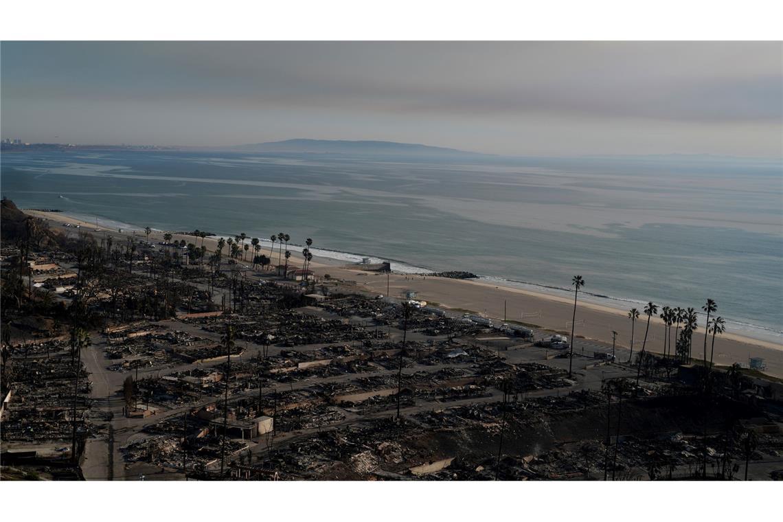 Reihen von Wohnhäusern sind nach Bränden im Stadtteil Pacific Palisades in Los Angeles bis auf die Grundmauern niedergebrannt.