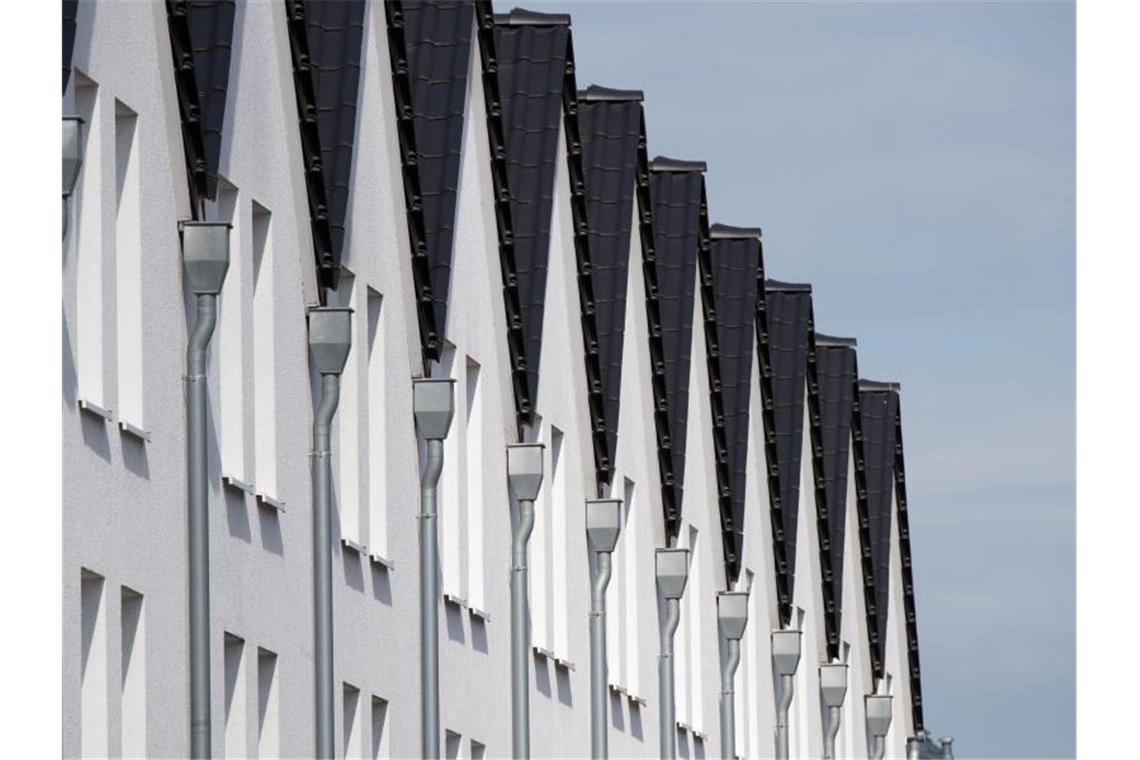 BGH entscheidet Streit um Bohrlöcher in Reihenhaus Reihenhaus-Bewohner sollten besser zweimal nachdenken, bevor sie in die Außenwand zum Nachbarn eigenmächtig Löcher bohren. Foto: Julian Stratenschulte/dpa
