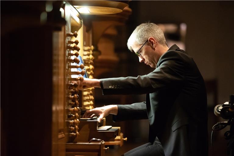 Reiner Schulte an der Orgel in der Backnanger St.-Johannes-Kirche. Schulte gibt dort am 20. August ein Konzert. Foto: A. Becher