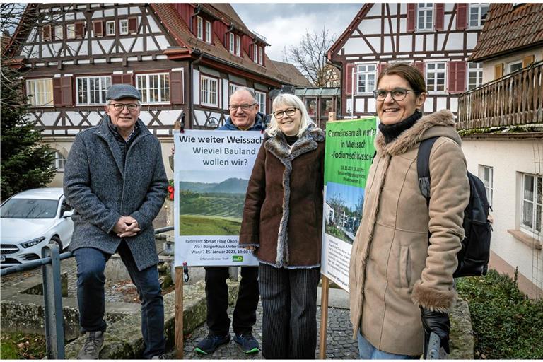 Reinhard Knüdeler, Alexander Ludwig, Rosemarie Auer und Barbara Malburg-Graf (von links) von der Offenen Grünen Liste möchten sich ökologisch, sozial und demokratisch für ihren Wohnort engagieren. Foto: Alexander Becher