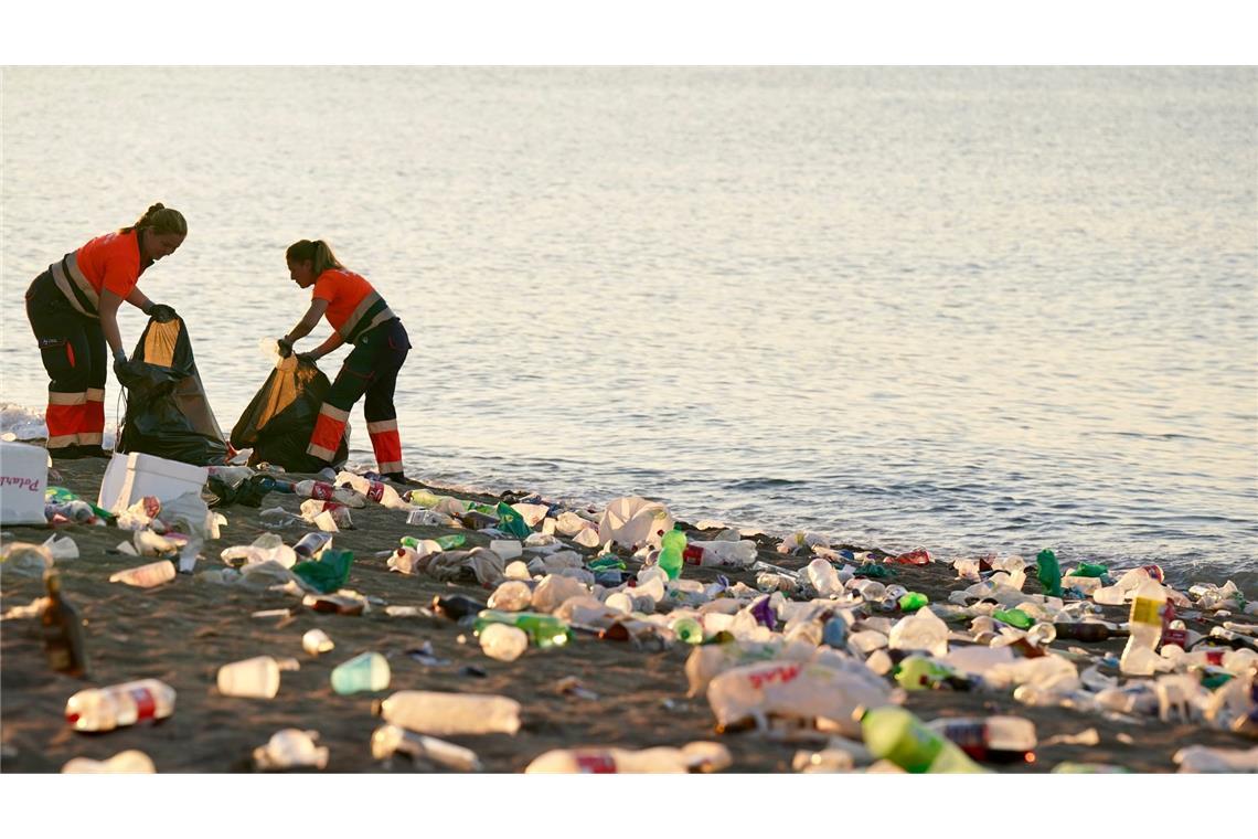 Reinigungskräfte sammeln am Strand von La Malagueta nach der kürzesten Nacht des Jahres Müll ein. An den Stränden der spanischen Küste wird in der Nacht das Fest des San Juan gefeiert, es ist eines der am tiefsten verwurzelten Volksfeste in Spanien.