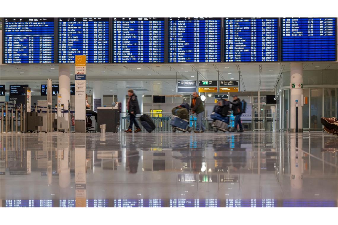 Reisende am Münchener Flughafen: Aufgrund eines Streiks der Flugbegleiterinnen und Flugbegleiter von Lufthansa und Lufthansa Cityline werden dort heute 400 Flüge mit 50.000 Fluggästen nicht abheben können.