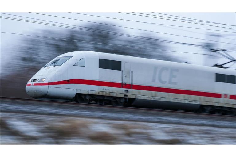 Reisende im Fernverkehr mussten ebenso wie Pendler wegen einer Reparatur an der Oberleitung Geduld mitbringen. (Symbolbild)