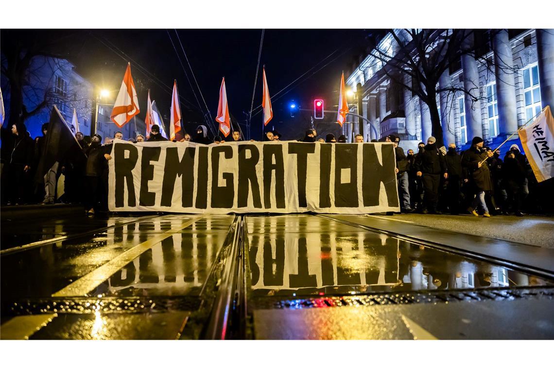 "Remigration" steht bei einer Demonstration rechter Gruppierungen in Magdeburg auf einem Banner.