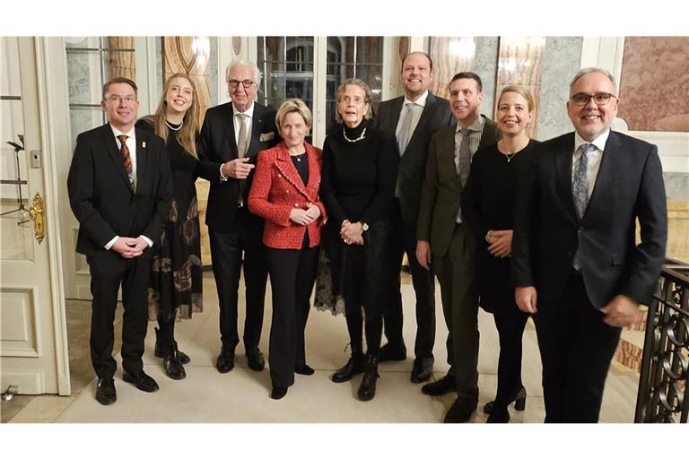 Renate Finkbeiner (Mitte)  im Kreise ihrer Familie mit der Wirtschaftsministerin Hoffmeister-Kraut  (vierte von rechts) bei der Verleihung der Wirtschaftsmedaille im Neuen Schloss in Stuttgart.