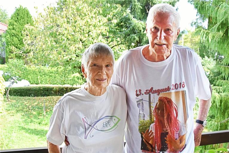 Renate Lotte und Siegfried Robert Glück lassen sich von ihren Kindern und Enkeln mit einer Feier zur eisernen Hochzeit überraschen. Fotos: Tobias Sellmaier