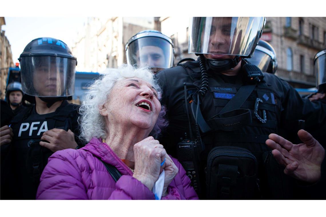 Rentner protestieren in Argentinien für die Wiederherstellung ihrer Guthaben und die Wiedereinführung einer 100%igen Deckung für Medikamente und Behandlungen. Dabei treffen sie auch Polizisten in Schutzausrüstung gegen Randalierer.