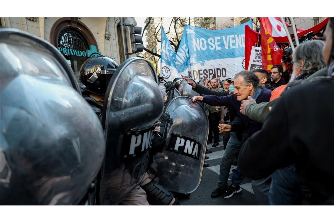 Rentner protestieren in Buenos Aires gegen die Entscheidung der ultraliberalen Regierung von Präsident Milei, die Mindestrenten nicht zu aktualisieren.