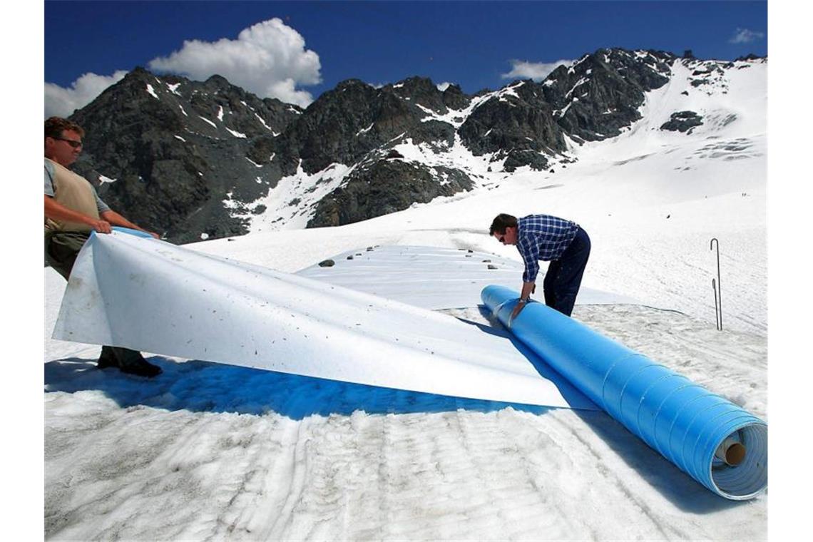 Klimatrend setzt sich fort: 2019 wohl zweitheißestes Jahr Retten, was zu retten ist: Helfer rollen im Hochsommer schützende Planen auf dem Tortin-Gletscher in der Schweiz aus. Foto: epa Keystone Olivier Maire/epa Keystone/dpa